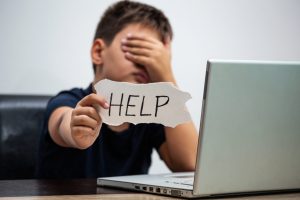 دلال بنت محمد يوسف الطامي تحذر: انتبهوا لأبنائكم في عالم الإنترنت المفتوح